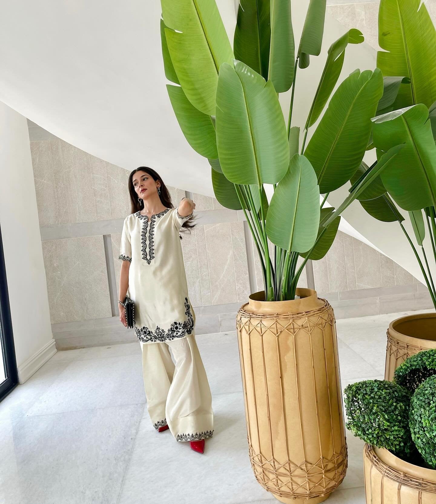 AISH WHITE - AishOfficial