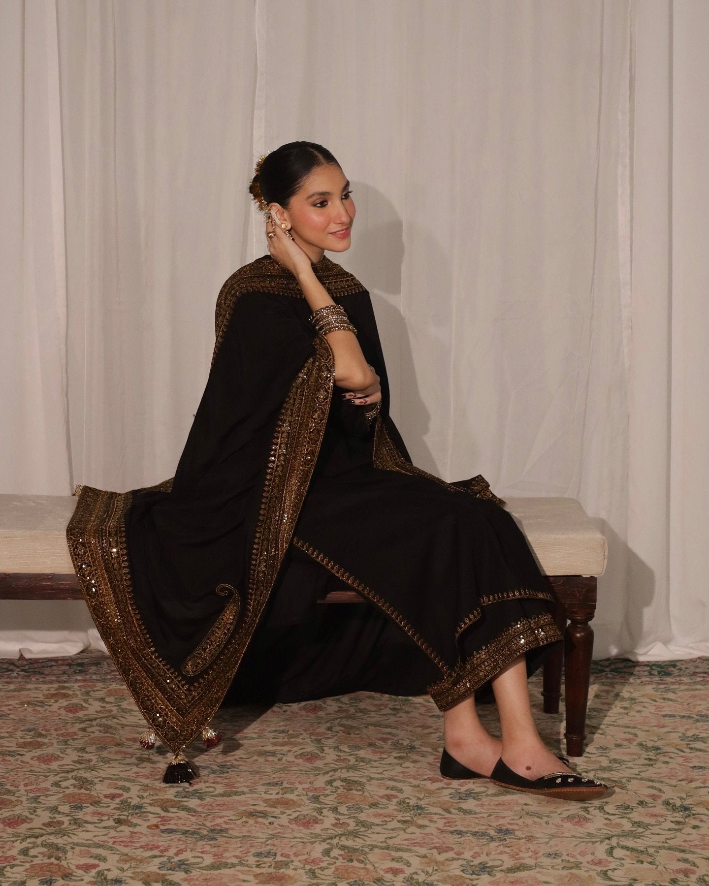 BLACK - Gold - AishOfficial