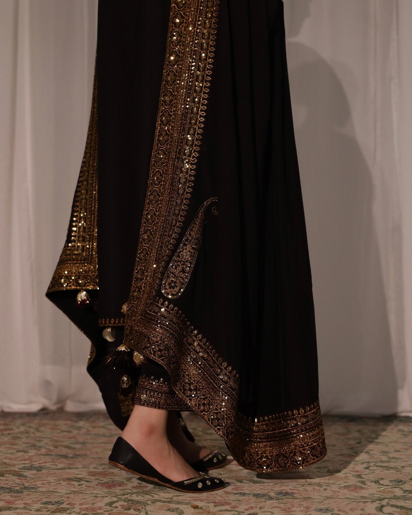 BLACK - Gold - AishOfficial