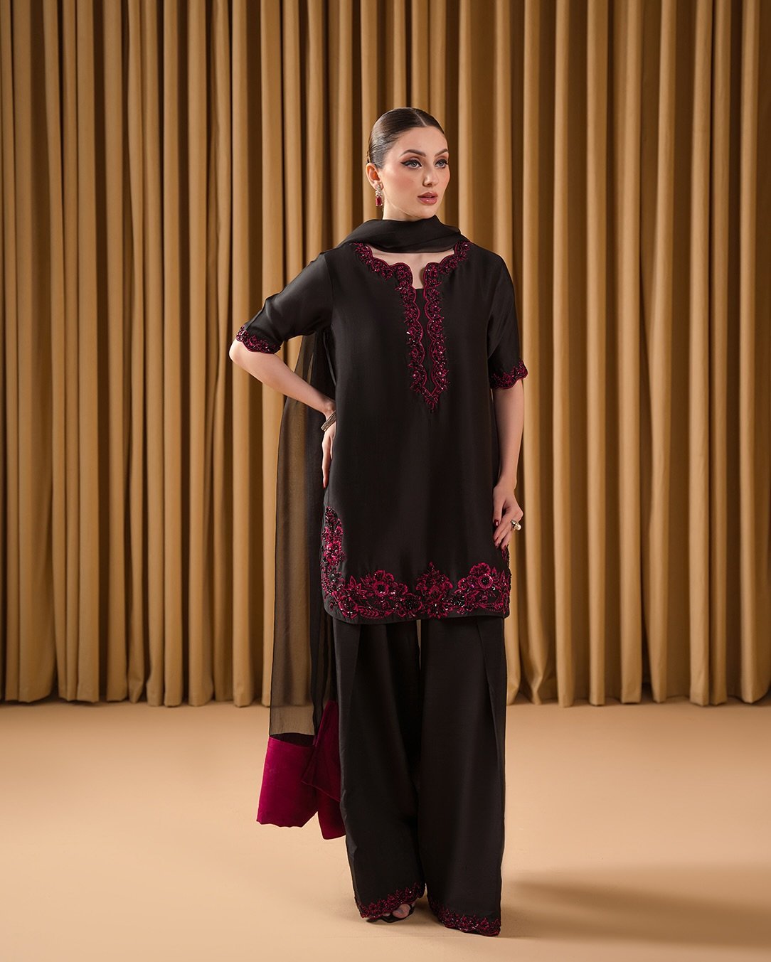 BLACK - Rose - AishOfficial
